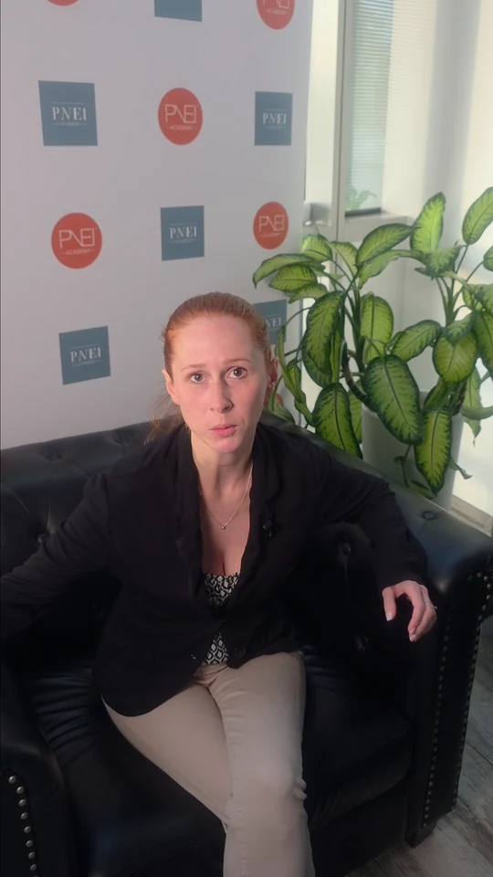 Elisabetta durante l’intervista a PNEI Academy