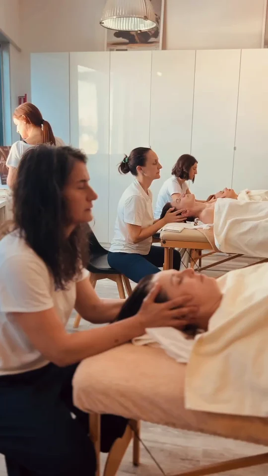 Un momento di formazione pratica nel laboratorio PNEI Academy